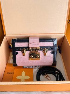 (Category: ) located in . Submitted by luxurbagonlineshop (Listing ID 1162332042, Image 1). Description: .