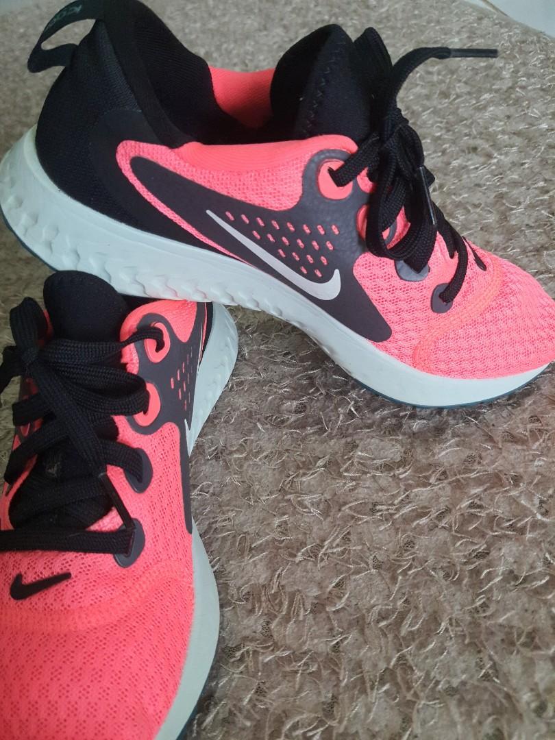 nike legend react trainers