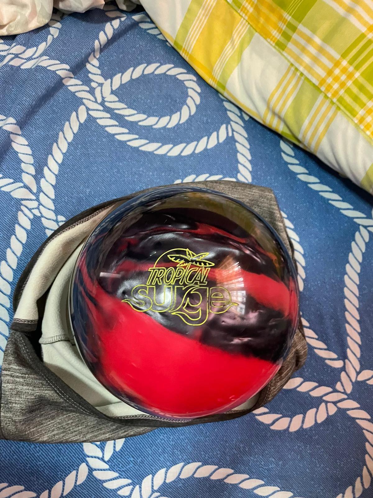 STORM TROPICAL SURGE BOWLING BALL 14LBS, Sports Equipment, Sports