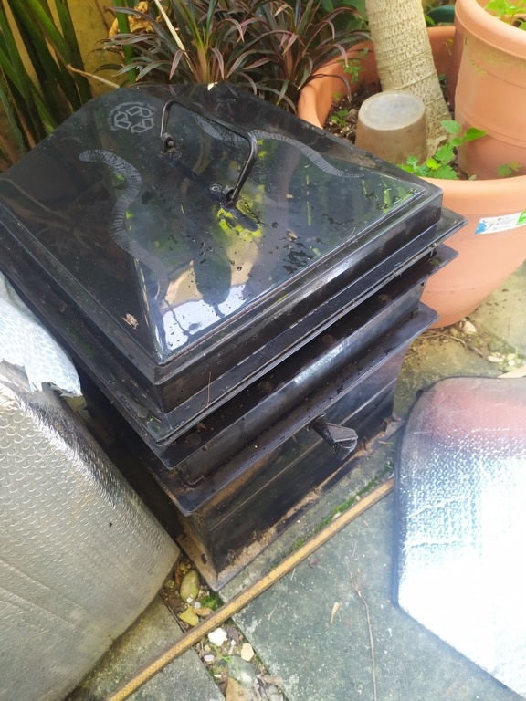 Worm composting bins (with worms) for sale, Furniture & Home Living