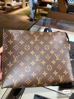 LOUIS VUITTON TOILETRY POUCH 26 / CONVERTING THE LV TOILETRY POUCH INTO A CROSS-BODY  BAG *TUTORIAL* 