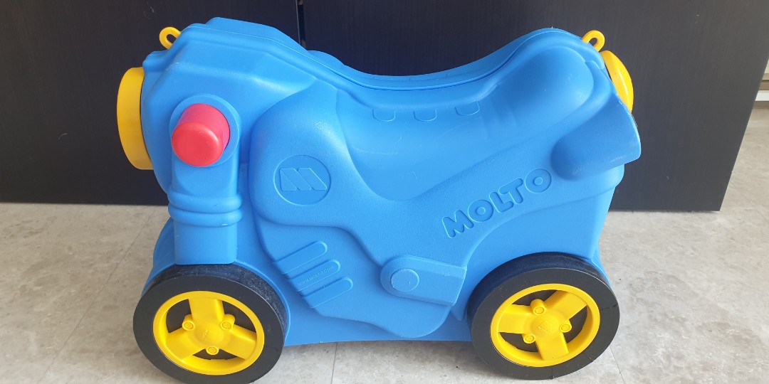 Molto ride outlet on suitcase