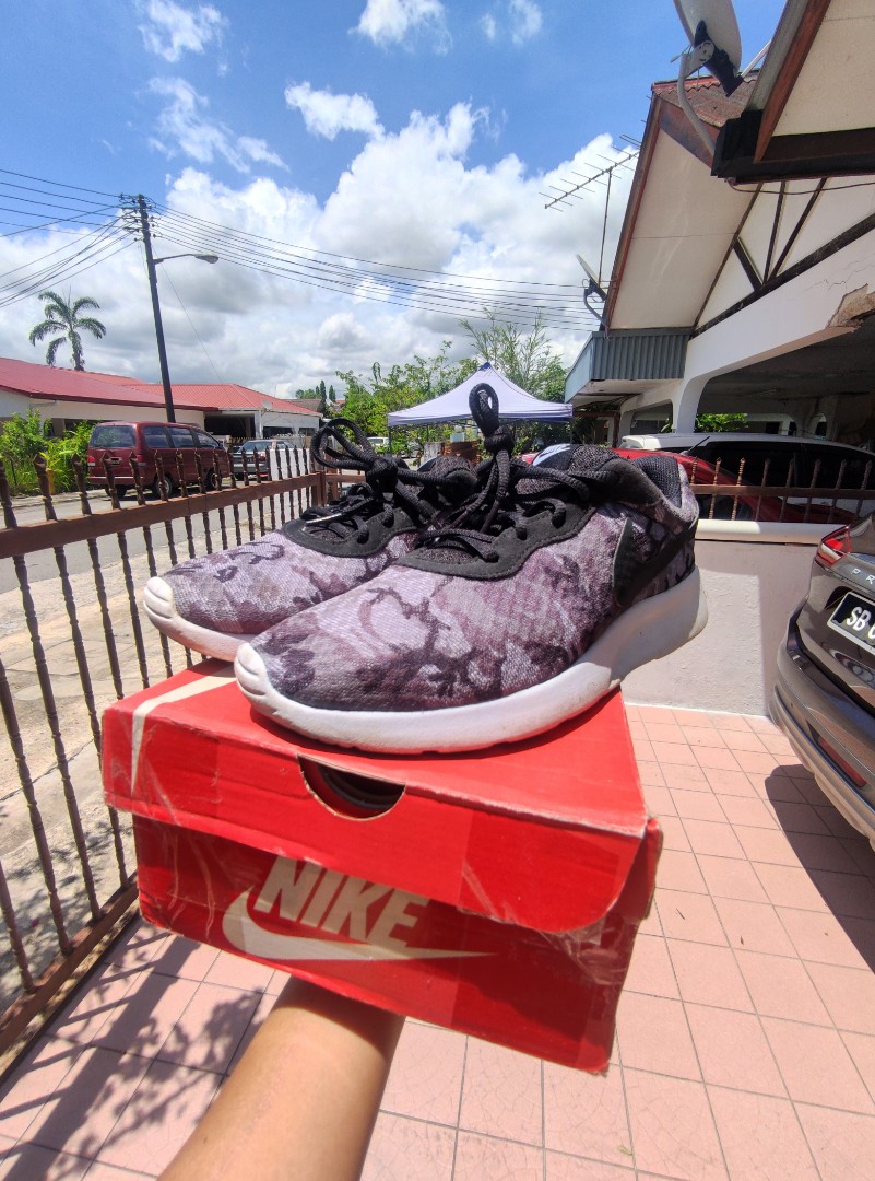 Nike tanjun shop camo print