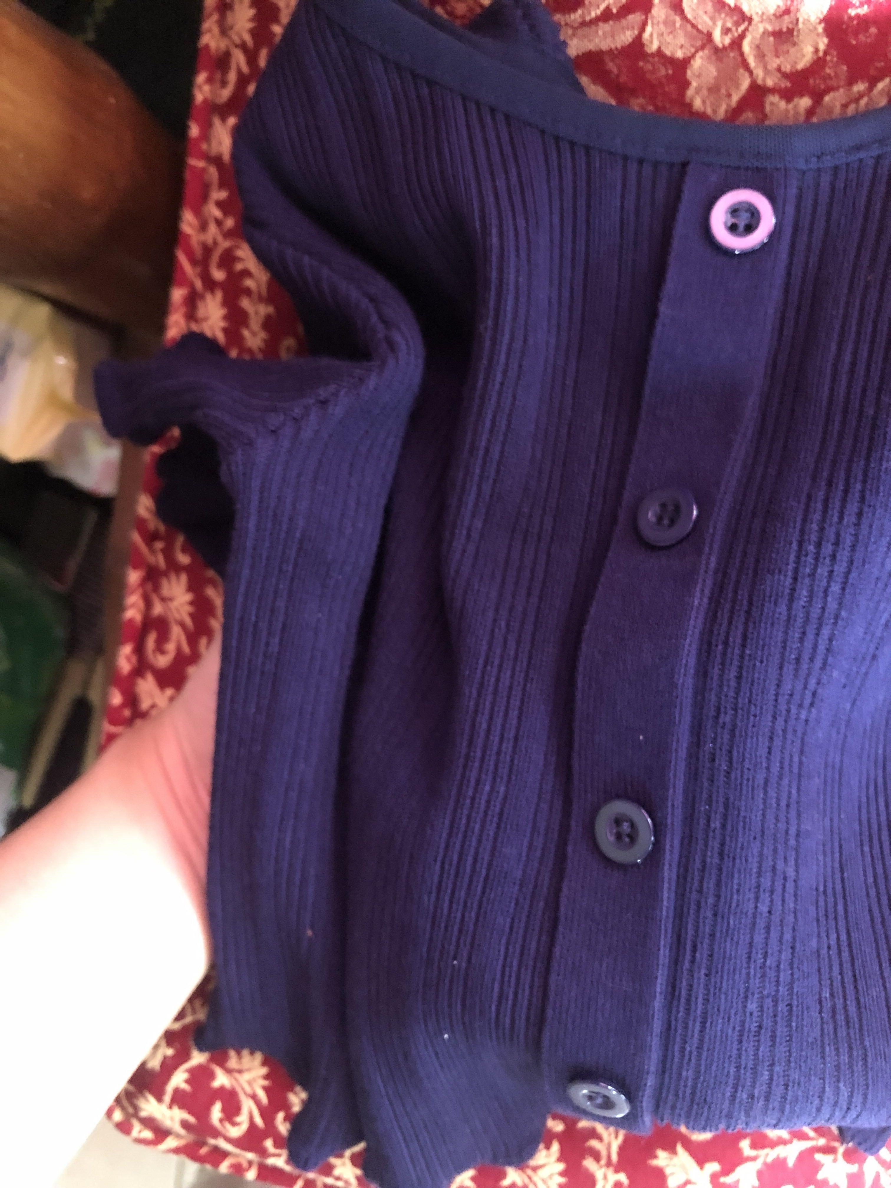 Ribbed Button Front Crop Top (Category: Others Tops) located in Manila. Submitted by dclutterrr (Listing ID 1162445995, Image 2). Description: Design lang yung button and hindi siya naoopen. Makapal tela nito at mukha pa ring bago :> Suitable for xs - small frame. Though kasya pa rin sa medium to large kasi stretchable, baka masikip na masyado and di na magiging comfortable pag gumalaw..