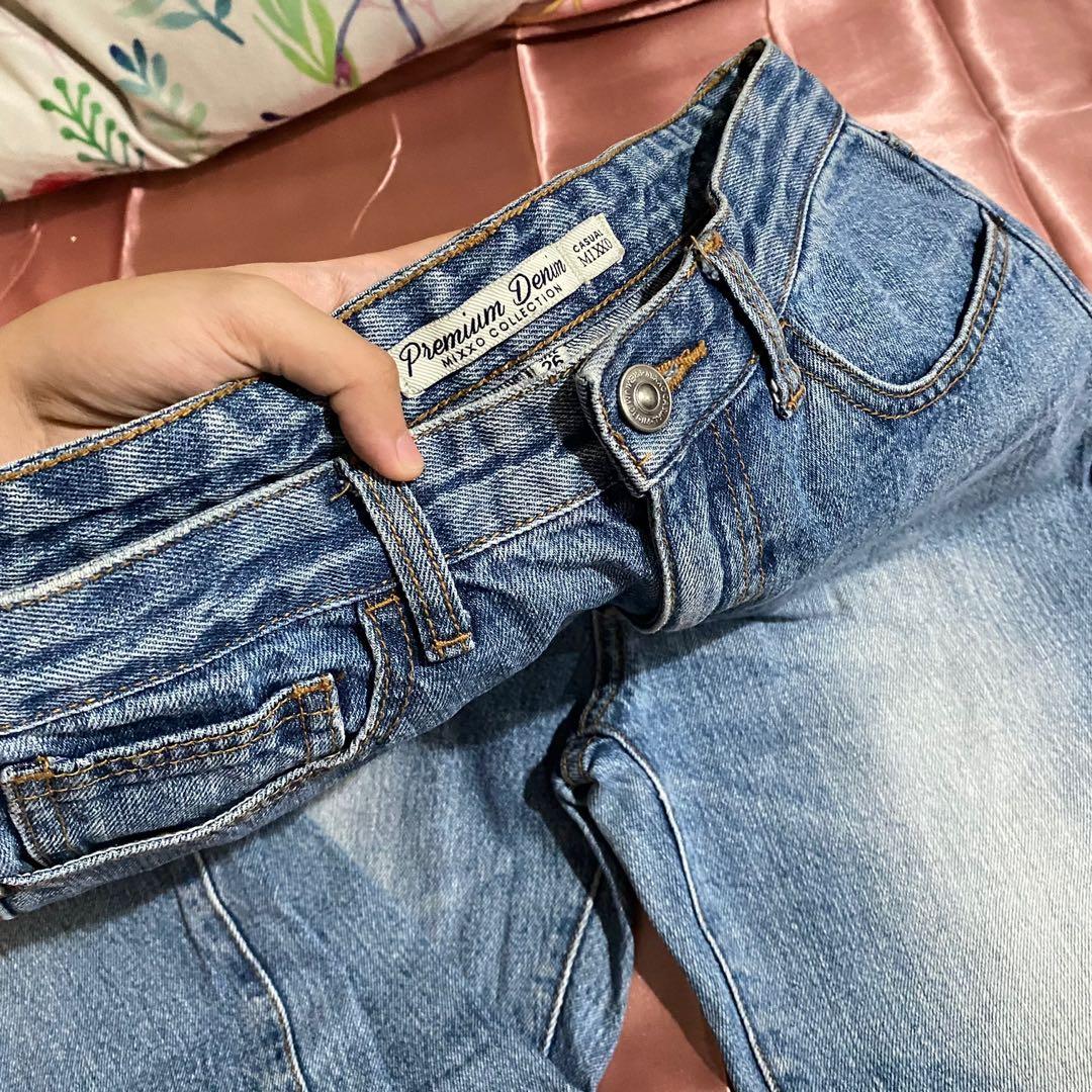 Size 27 HIGHWAISTED DENIM JEANS 1 (Category: Jeans) located in Manila. Submitted by stealit (Listing ID 1162487396, Image 3). Description: Highwaisted- above the navel Super nice denim, lalo na in person. 10/10.