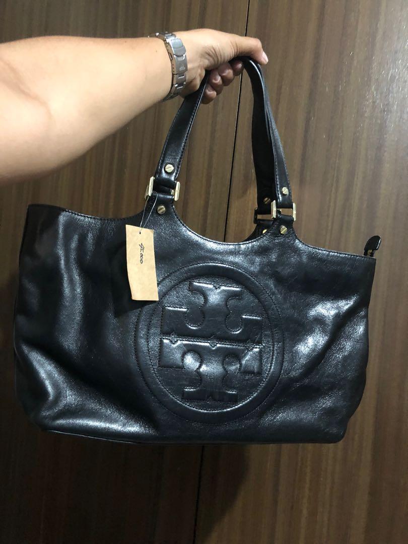 Tory burch (Category: Luxury Bags & Wallets) located in Quezon City. Submitted by yunajohan24 (Listing ID 1162511744, Image 1). Description: Authentic hand bag.