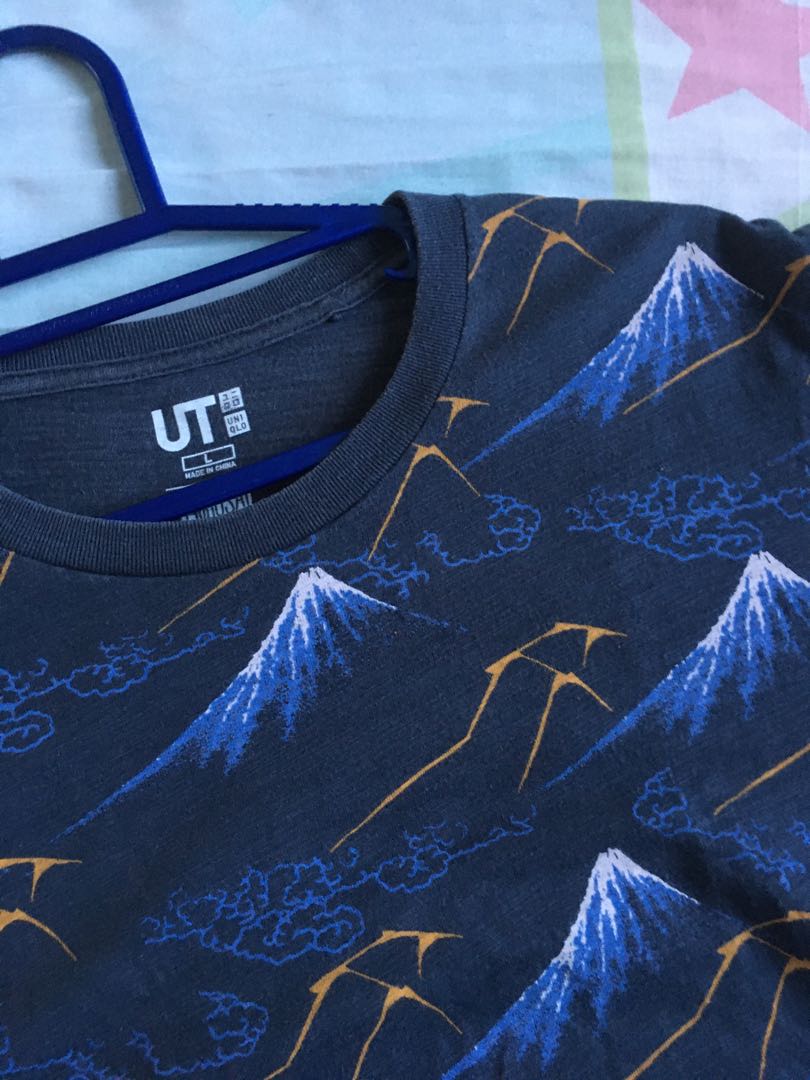 UNIQLO HOKUSAI BLUE TEE, Men's Fashion 