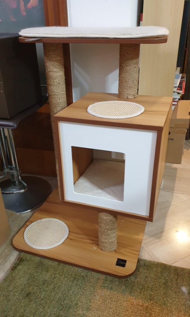 Vesper VBase in Walnut Cat Condo Cat Tree, Pet Supplies, Homes & Other