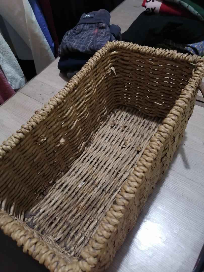 Wicker basket (Category: Storage Boxes & Baskets) located in Caloocan City. Submitted by declutterstn (Listing ID 1162392816, Image 1). Description: Pwede llgyan ng eggs ng sibuyas at bawang.. Linisin nyo n lng hehe. Flaw me nkalabs lng pro nilagyan ko cya ng tape pra d mgtuloy. Overall ok p cya. Rfs.. Ayaw ko n lang cya..