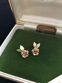 《1960年至1970年代 美國品牌Krementz 14K包金雙色玫瑰針式古董耳環》