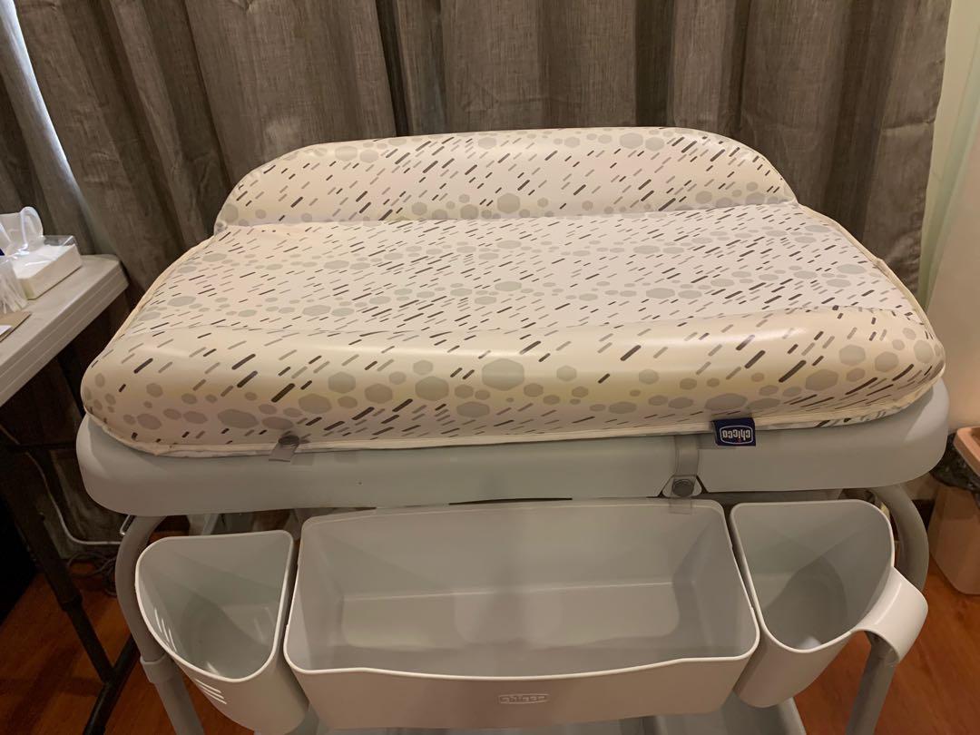 Chicco changing table with bath tub (no backpain), Babies & Kids, Baby
