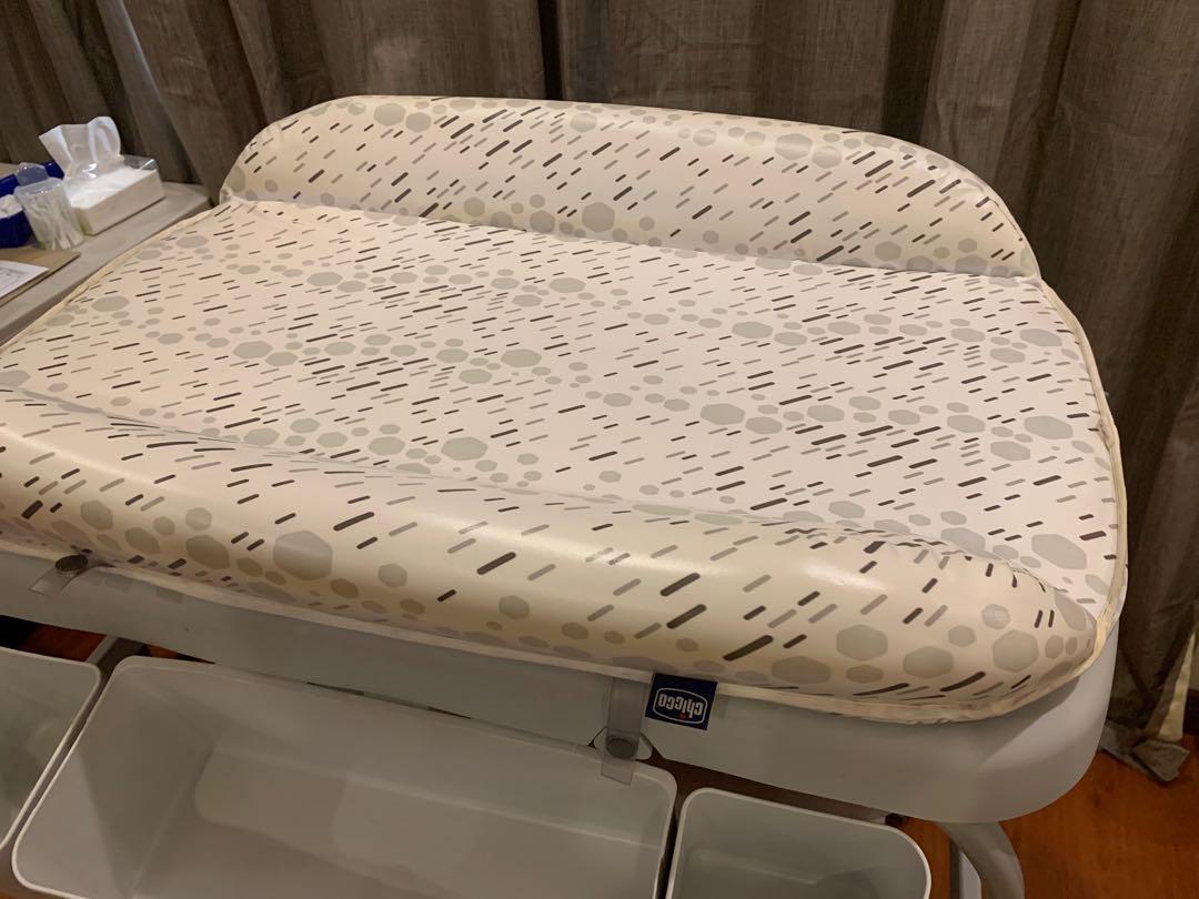 Chicco changing table with bath tub (no backpain), Babies & Kids, Baby