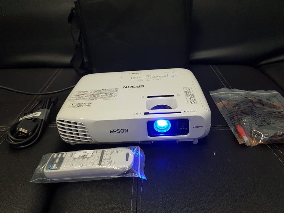 epson ebs18 projector 3000 lumens 3LCD bright display, TV & Home