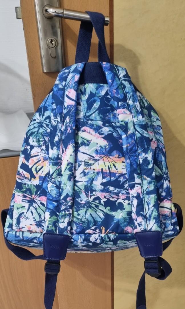 Kipling backpack (Category: Backpacks) located in Singapore. Submitted by hyc1988 (Listing ID 1162670714, Image 2). Description: excellent condition kipling backpack. drawstring with buckle flap and front zip compartment. main compartment has two large dividers and side zip for easy access..