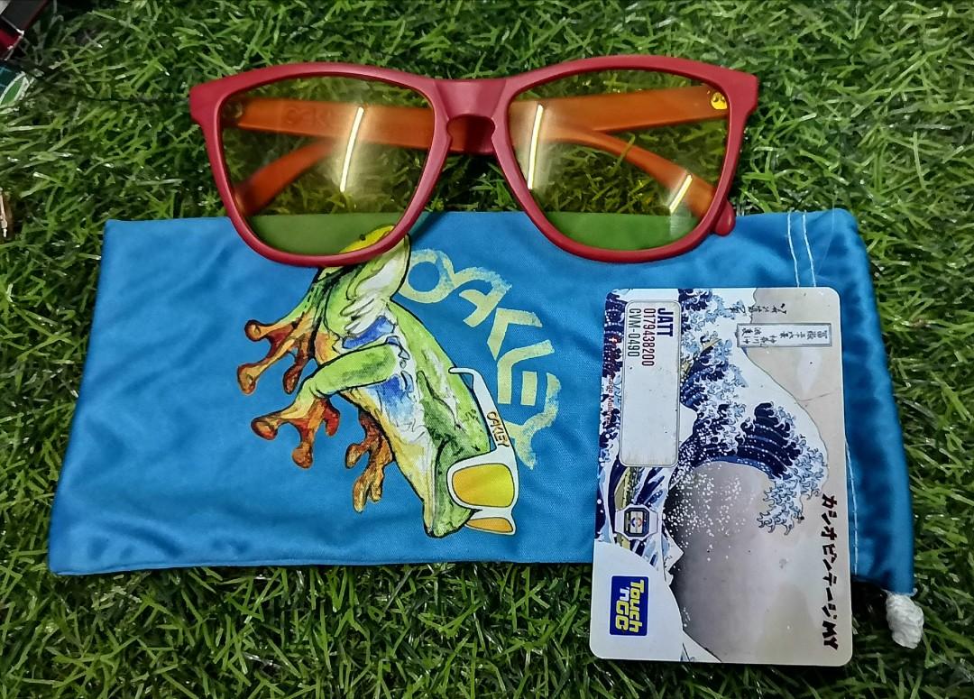 Oakley Frogskins, Men's Fashion, Watches & Accessories, Sunglasses &  Eyewear on Carousell