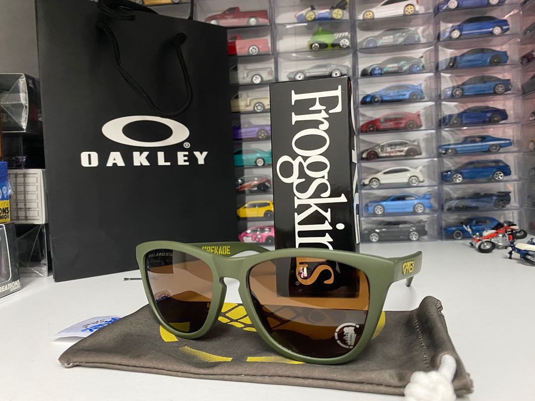 Oakley Grenade, Men's Fashion, Watches & Accessories, Sunglasses & Eyewear  on Carousell