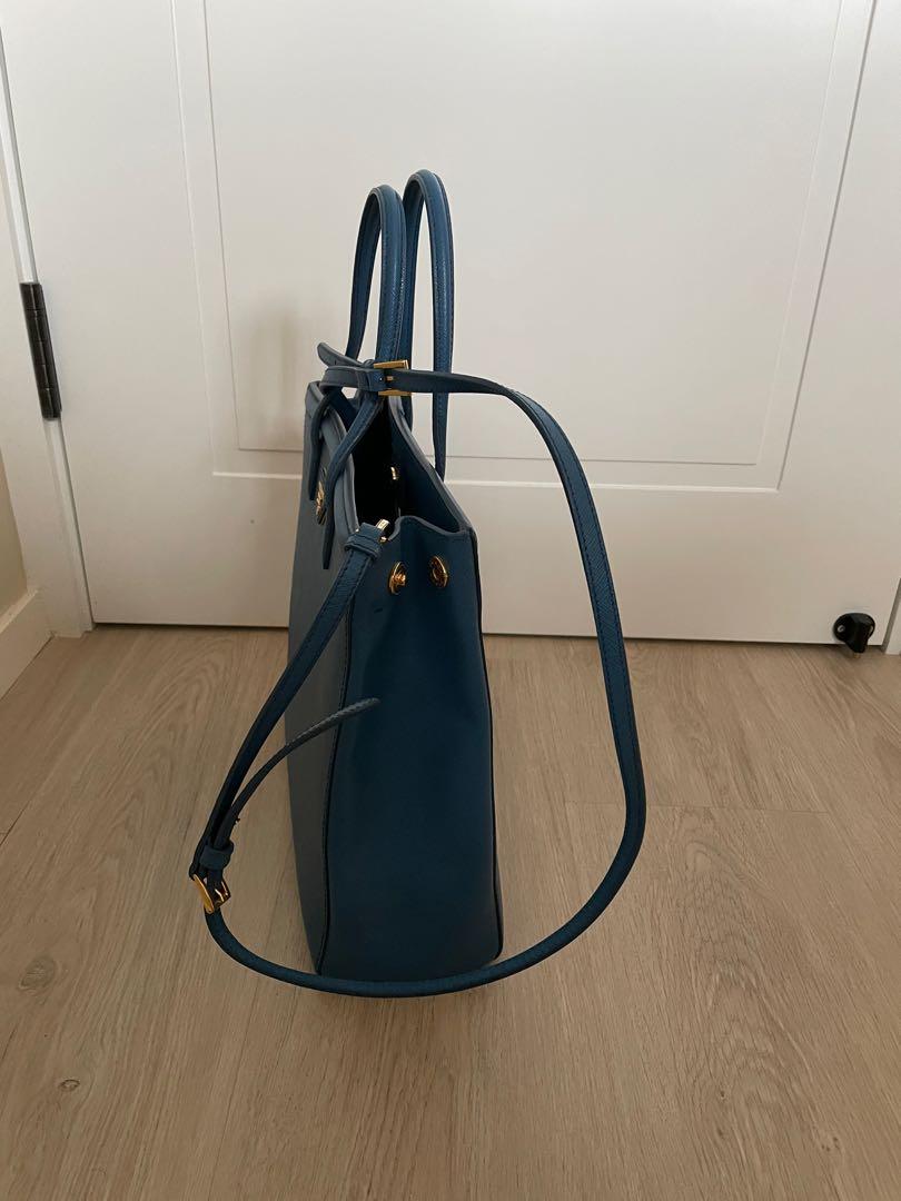 Prada （分類：手袋及銀包）位於 Hong Kong。 由 soniabchan 提交（商品編號 1162721513，圖片 3）。簡介： Size : 12” L x 4” W x 11”H Interior Pockets: Two zip pockets, two flat pockets Handles: Double flat leather handles and a removable, adjustable shoulder strap。