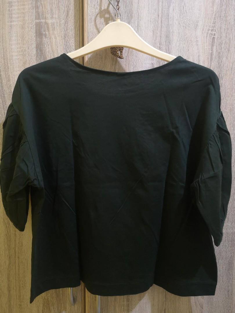 Uniqlo puff sleeve blouse (Category: Blouses) located in Quezon City. Submitted by hellobuyeverything (Listing ID 1162668026, Image 3). Description: good as new, fits small to semi medium size. color: Army green.