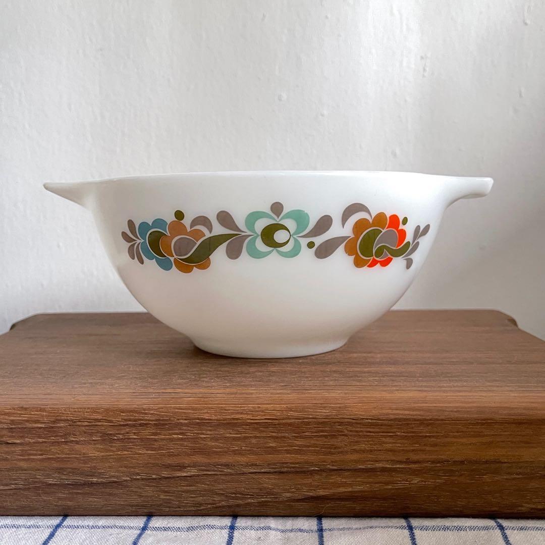 vintage JAJ Pyrex licensed in England) vintage glass mixing