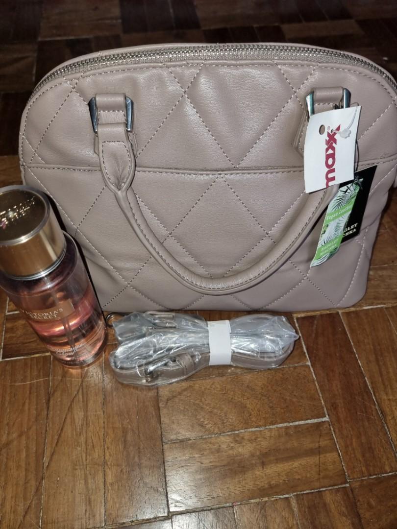 Badgley Mischka alma bag (Category: Cross-body Bags) located in Tuguegarao City. Submitted by anapaulozoe (Listing ID 1162814234, Image 3). Description: Badgley Mischka bnwt vegan leather taupe color, hand and sling, alma type measures 14x9x5.5 inches from the US, maganda panregalo need funds.