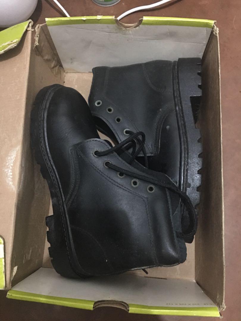 Combat boots/ Military boots (Category: Boots) located in Pasig City. Submitted by wintermelonn (Listing ID 1162869053, Image 1). Description: .