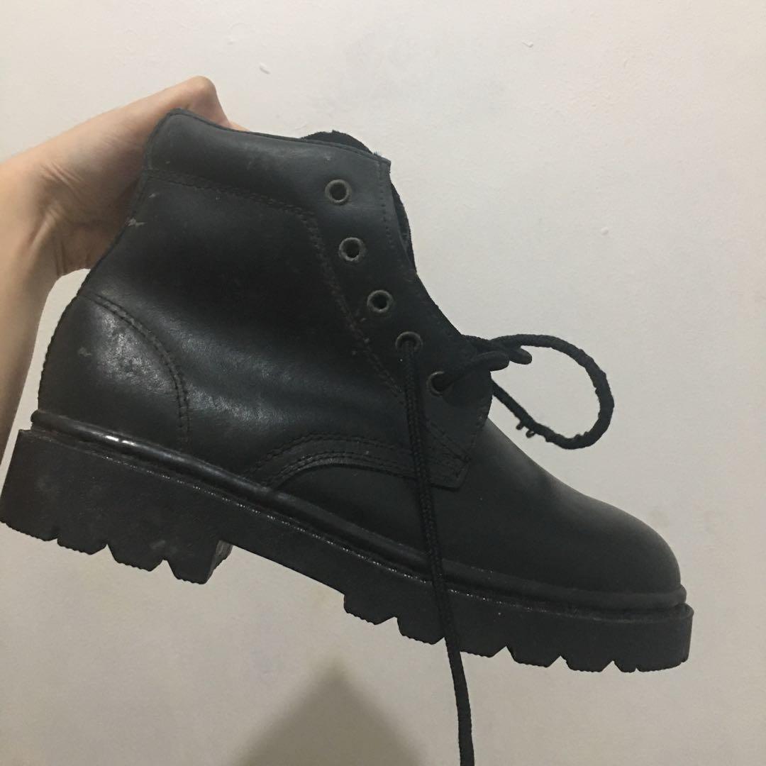 Combat boots/ Military boots (Category: Boots) located in Pasig City. Submitted by wintermelonn (Listing ID 1162869053, Image 3). Description: .