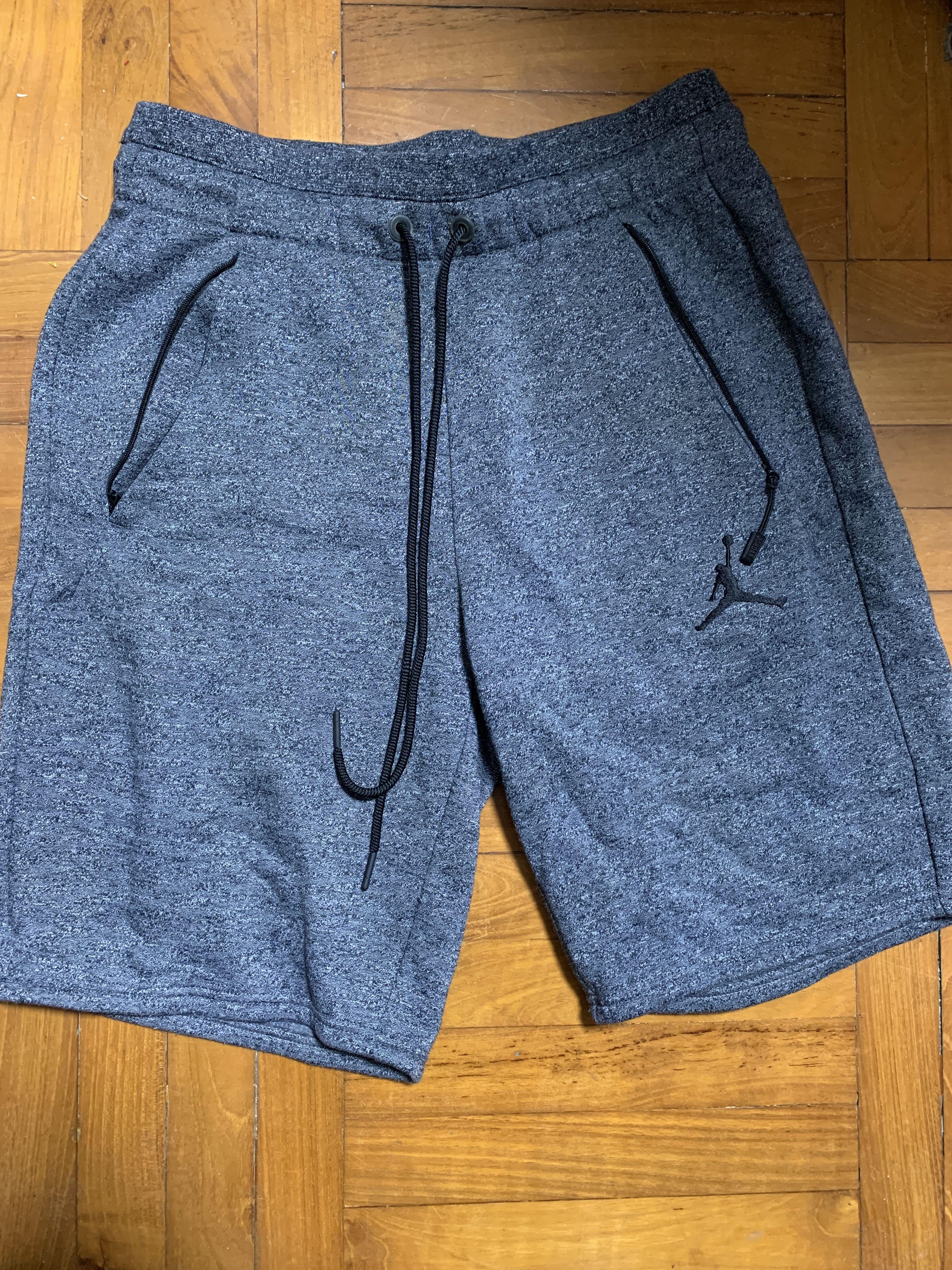 Jordan Brand essentials lifestyle shorts 短褲 L cool grey Union （分類：短褲）位於 Hong Kong。 由 simplylife00000 提交（商品編號 1162771841，圖片 1）。簡介： Jordan Brand essentials shorts Cool Grey Size: L Two side zip pockets 新舊如圖示 。