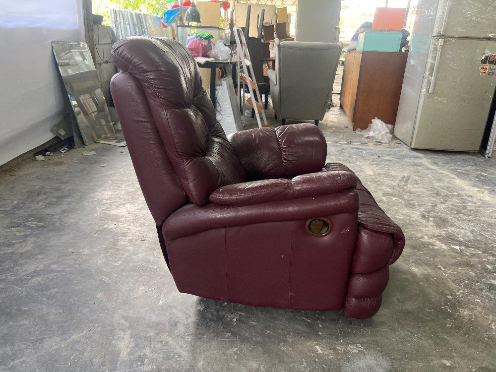 RUBELLI Single Seater Leather Recliner Sofa Red Colour RUBELLI Single Seater Kulit Sofa Kursi Warna Merah
