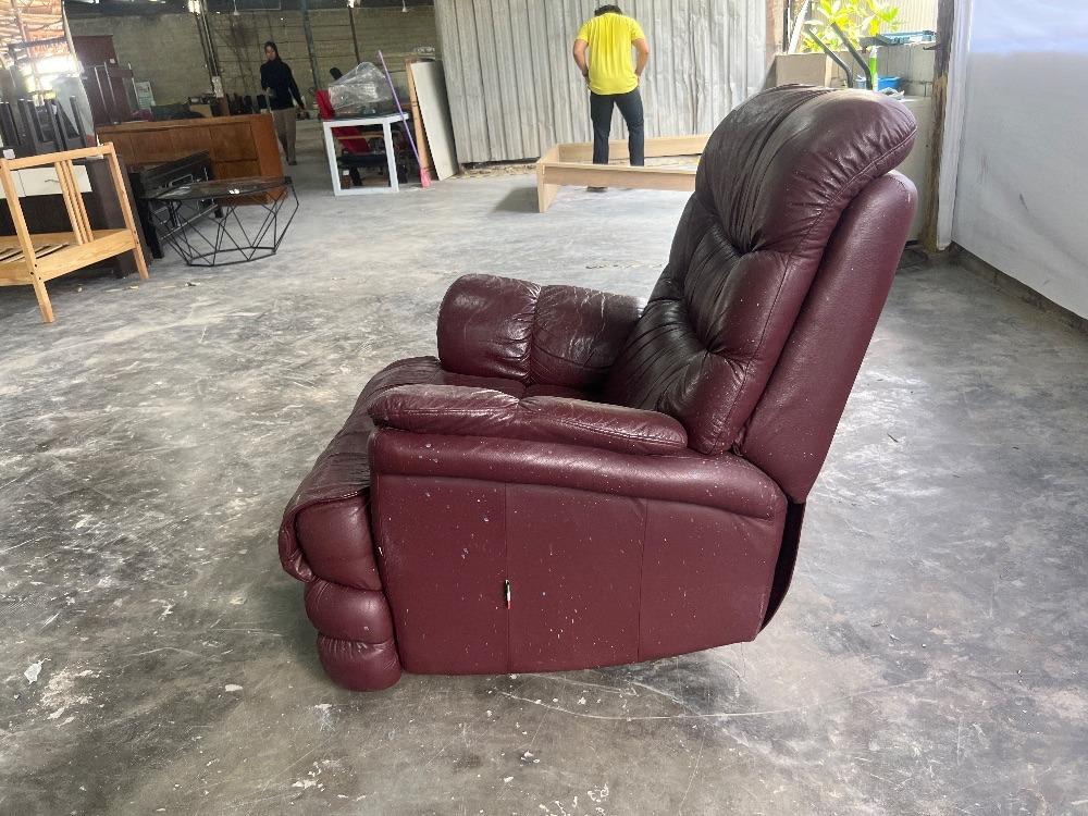 RUBELLI Single Seater Leather Recliner Sofa Red Colour RUBELLI Single Seater Kulit Sofa Kursi Warna Merah