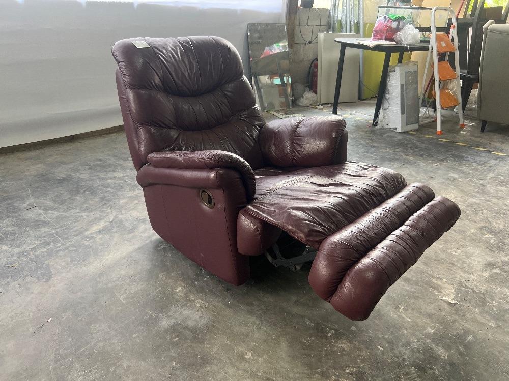 RUBELLI Single Seater Leather Recliner Sofa Red Colour RUBELLI Single Seater Kulit Sofa Kursi Warna Merah