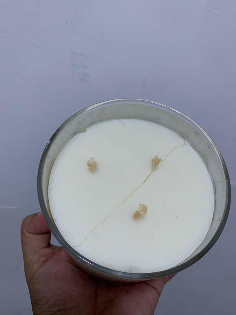 3 wick candle Bath and body works (Category: Home Fragrance) located in Muntinlupa City. Submitted by acdshoppp (Listing ID 1162986534, Image 2). Description: Wag na po tumawad. Mababa na po at rare scent po ito. Pistacio ice cream po. Issue lang nya is may crack sa gitna ung wax but okay na okay po yan lalo na pag ginamit na mabubuo ulit. Rfs: emergency sale for medical needs.