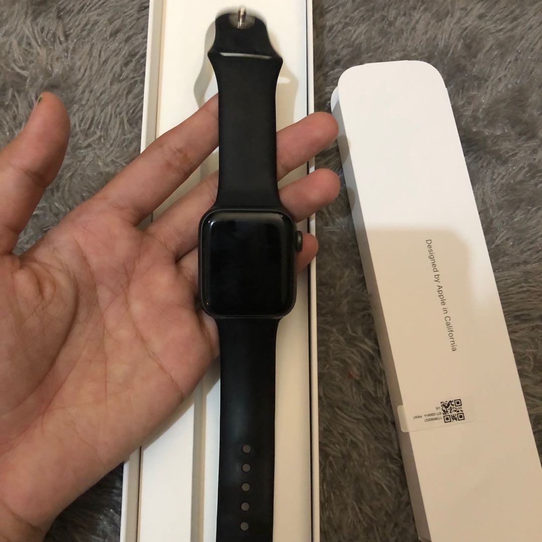 Apple Watch Series 4 Nike, Barang Mewah, Jam Tangan di Carousell
