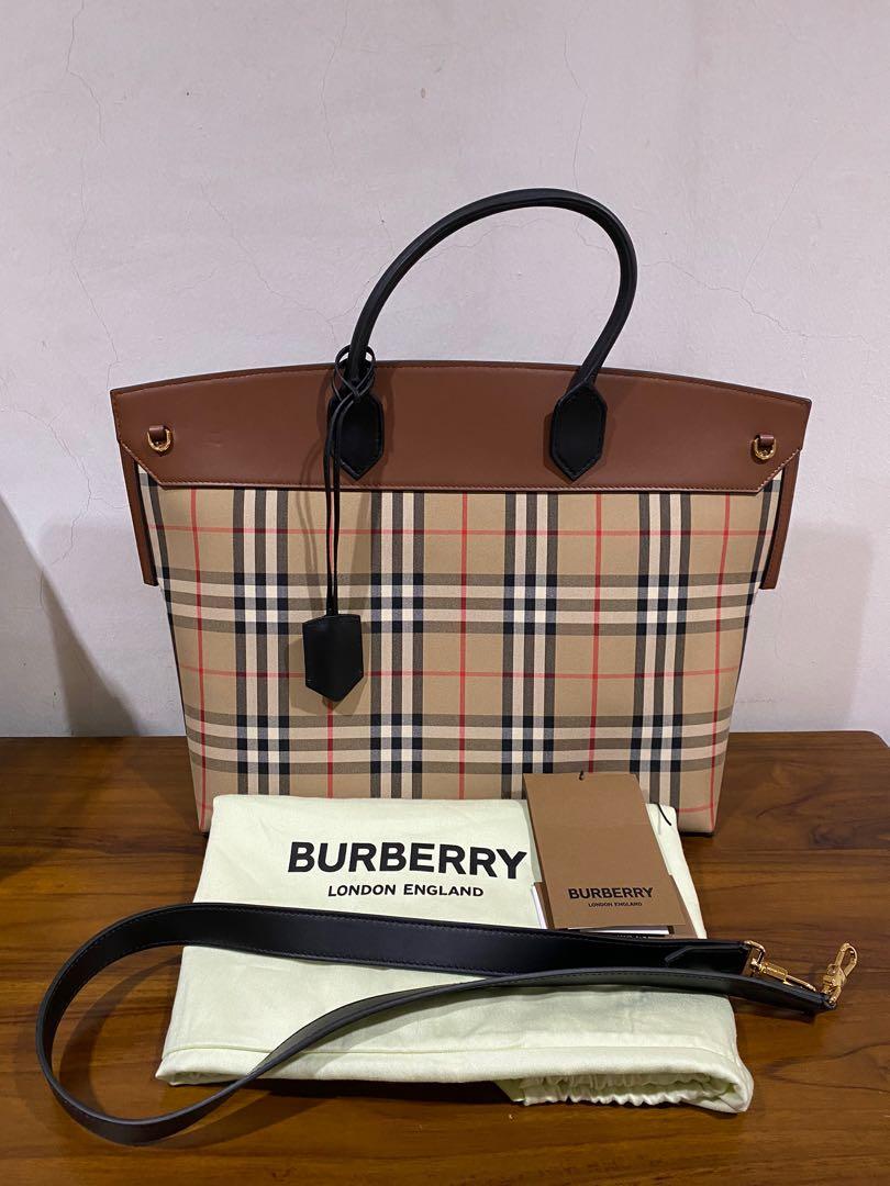 10,459 Burberry Purse Stock Photos, High-Res Pictures, and Images - Getty  Images
