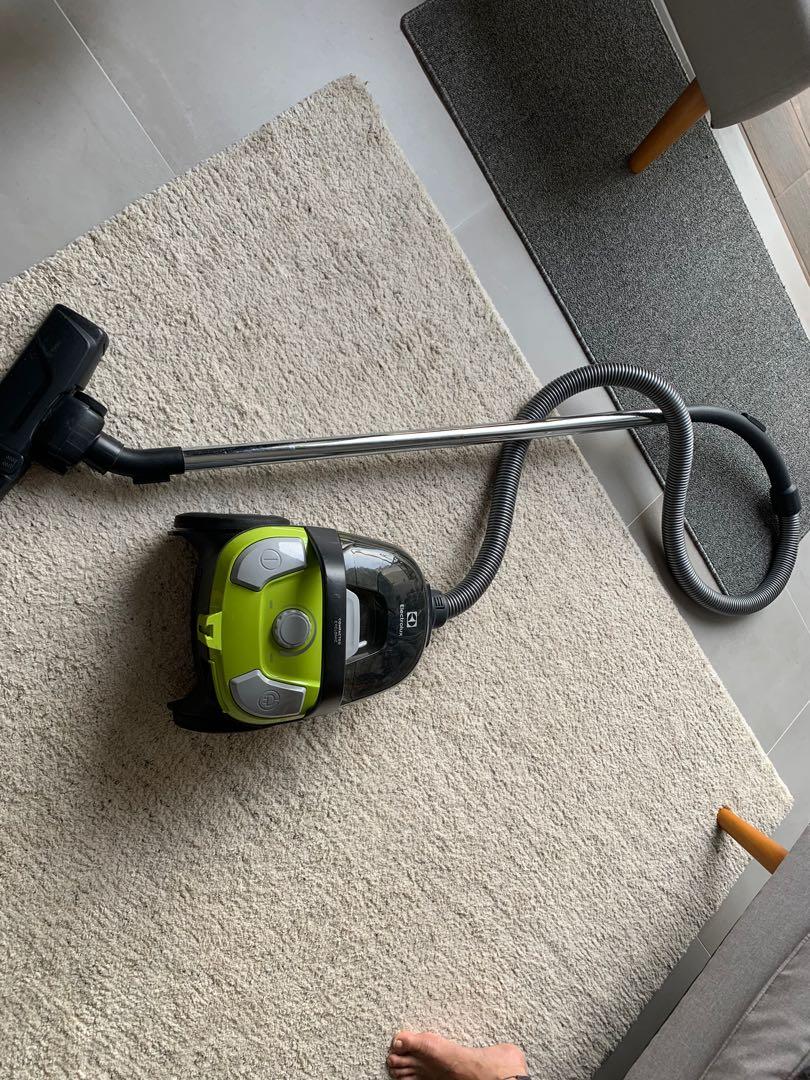 Electrolux compactgo cyclonic free but needs fixing, TV & Home