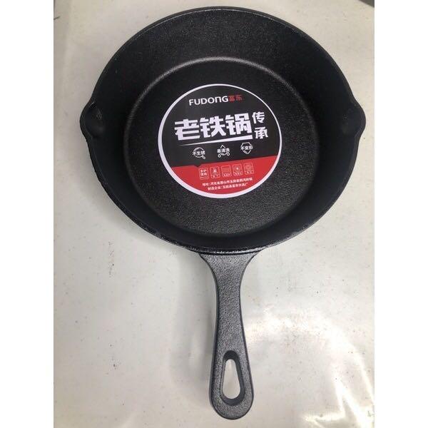 Fudong cast iron /skillet pan (Category: Cookware & Accessories) located in Paranaque City. Submitted by tsukioreohershey (Listing ID 1163080327, Image 3). Description: ⬆️ you have 2 OPTIONS:⬆️ 1.) W/WOODEN TRAY 2.)W/OUT WOODEN TRAY 20cm (w/ wood tray)-699 20cm (w/out wood tray) -599 26cm-(w/ wood tray)- 899 26cm (w/out wood tray)-799 heavy duty cast iron best for sizzling dishes Cast iron is great for keeping food warm since it holds heat for a 