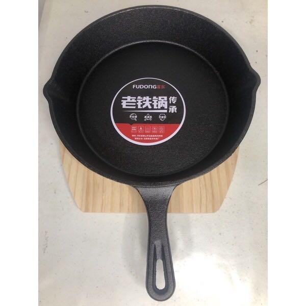 Fudong cast iron /skillet pan (Category: Cookware & Accessories) located in Paranaque City. Submitted by tsukioreohershey (Listing ID 1163080327, Image 2). Description: ⬆️ you have 2 OPTIONS:⬆️ 1.) W/WOODEN TRAY 2.)W/OUT WOODEN TRAY 20cm (w/ wood tray)-699 20cm (w/out wood tray) -599 26cm-(w/ wood tray)- 899 26cm (w/out wood tray)-799 heavy duty cast iron best for sizzling dishes Cast iron is great for keeping food warm since it holds heat for a 