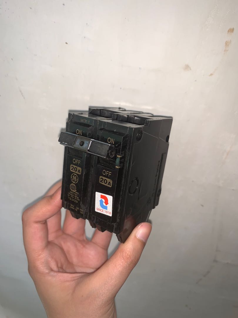 GE PLUG IN CIRCUIT BREAKER 20 AMP, Computers & Tech, Parts