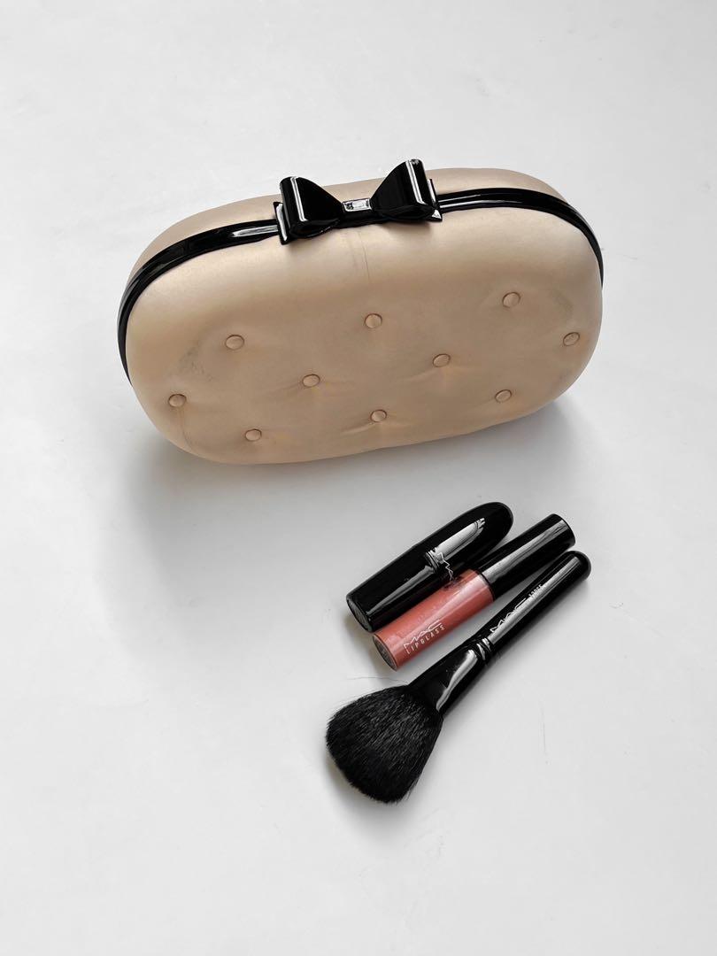 Mac Devine Desire Set (Category: Makeup) located in Mandaluyong City. Submitted by clearanceaa (Listing ID 1163003295, Image 2). Description: Mac Devine Desire Face Kit - Quite Coral Set includes: 1 Blush Brush 1 Lipstick - Cremesheen in the shade Heartbeat 1 Lipgloss - Shade Pure Flattery 1 Casing .