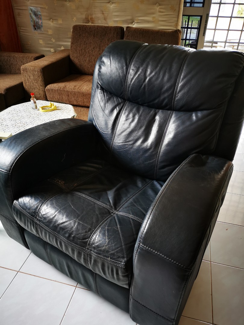 Oversized black outlet leather recliner