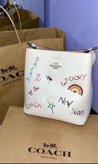 Coach 刺繡水桶包