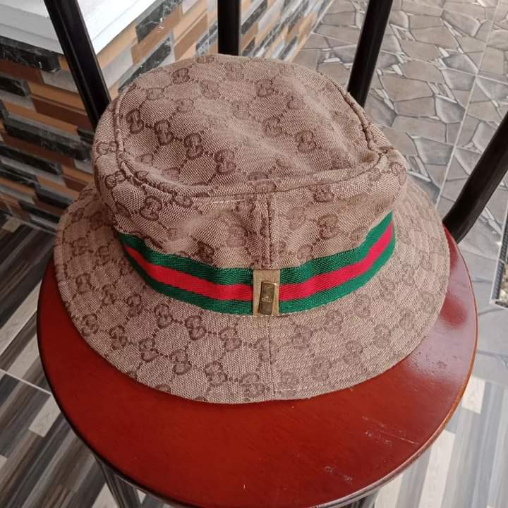 GUCCI MADE IN ITALY SZ L FIT TO M 