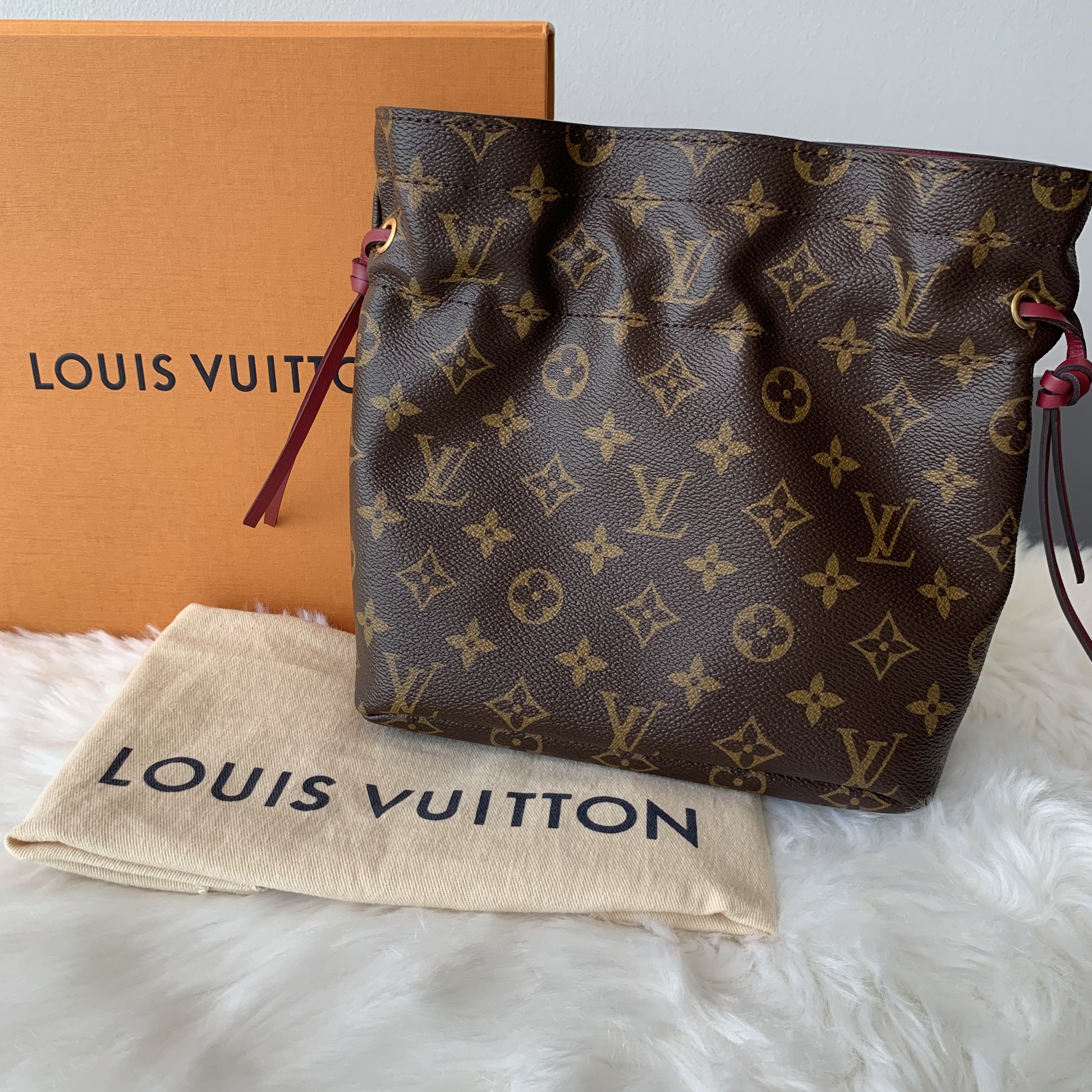 ╭♥ รีวิว Louis Vuitton Noe Pouch Monogram (M43445) - White Brandname Review  EP. 180 