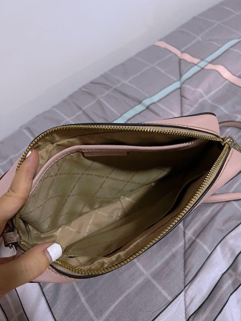 Michael Kors Camera Bag (Category: Cross-body Bags) located in Quezon City. Submitted by jerupreloveditems (Listing ID 1163150744, Image 3). Description: **Selling my authentic preloved bag at its very low price!! Grab it now!!!**.