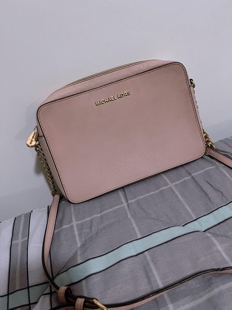 Michael Kors Camera Bag (Category: Cross-body Bags) located in Quezon City. Submitted by jerupreloveditems (Listing ID 1163150744, Image 2). Description: **Selling my authentic preloved bag at its very low price!! Grab it now!!!**.
