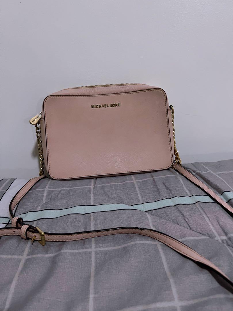 Michael Kors Camera Bag (Category: Cross-body Bags) located in Quezon City. Submitted by jerupreloveditems (Listing ID 1163150744, Image 1). Description: **Selling my authentic preloved bag at its very low price!! Grab it now!!!**.