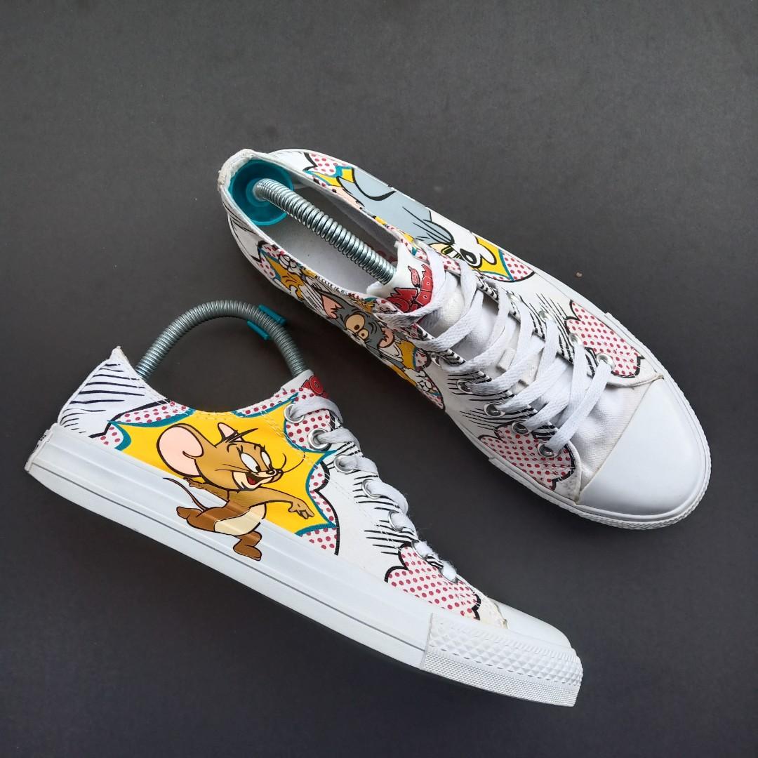 Tom and jerry chuck hotsell taylor all star low top