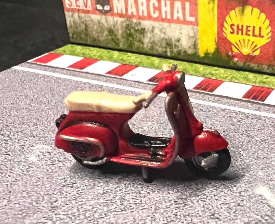 1/64 Vespa scooter custom diorama display Tomica hotwheels, Hobbies