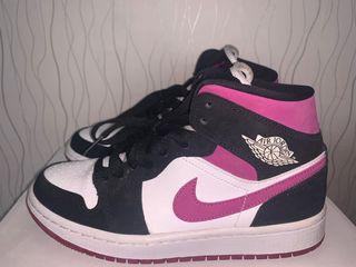 Nike air jordan 1 mid, Fesyen Wanita, Sepatu di Carousell