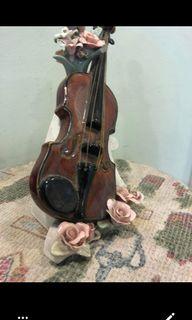 Ceramic cello with manual winding music