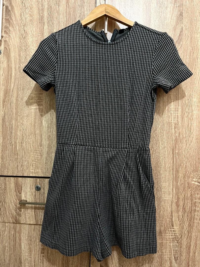 Gray Uniqlo Romper (Category: Rompers) located in Mandaluyong City. Submitted by hellosis (Listing ID 1163370368, Image 1). Description: 🎸 Uniqlo Gray Romper na favorite ko pero oras na para magmature ako ng wardrobe. Haha. 🎸 📍Pwedeng magpalda 📍Lakas makaangat ng social status kasi maganda tela and very Uniqlo 📍I love it. Small pero sakto saken na medium. Malaki talaga sizing sa Uniqlo..